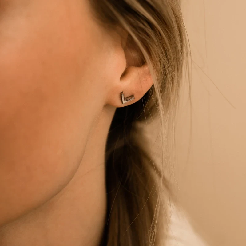 Blomdahl Natural Titanium Plain V Örhänge 8 mm Blomdahl