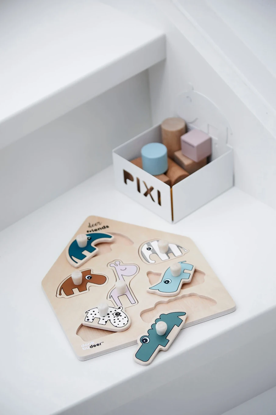 Done by Deer Peg puzzle Deer friends Colour mix Done by Deer