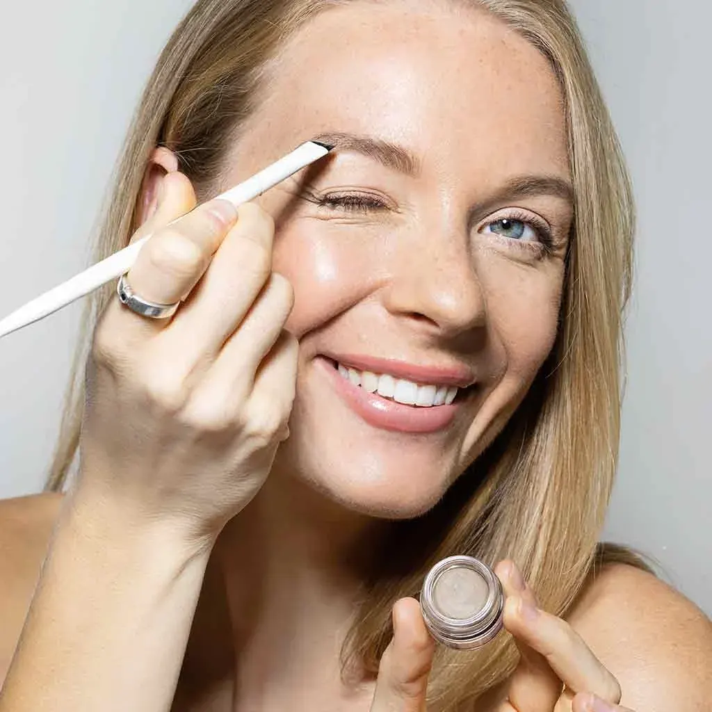 Uoga Uoga Eyebrow Pomade Creamy Eyebrow Tint 2,5 ml Pebbles And Salt (Blonde) Uoga Uoga